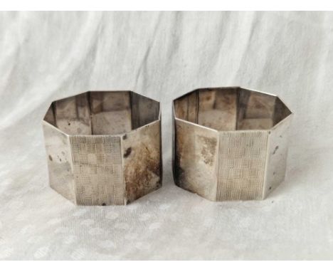 A pair of octagonal napkin rings with engine turned panels, Birmingham 1932 by B&amp;C, 50g