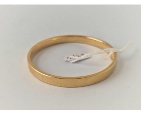 A GOOD CLEAN 15ct BANGLE, 16.2 g.