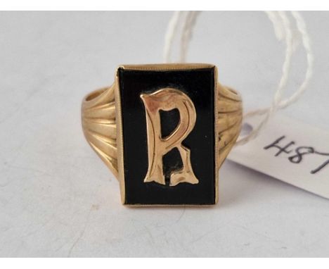 An onyx initial R signet ring, 9ct, size U, 4.7 g.
