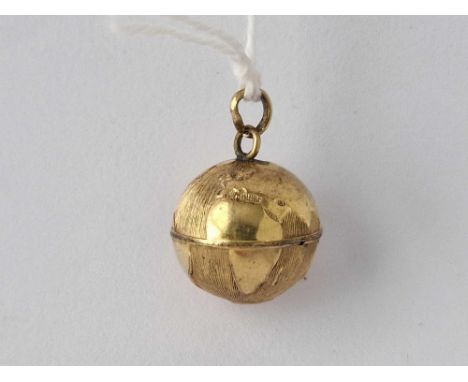 A globe pendant 14ct gold 1.8 gms