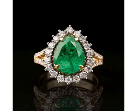 Vivid Green Smaragd-Ring mit Brillanten. 18 kt. GG mit WG, gest. Vivid Green Smaragd im Tropfenschliff 3,66 ct. (11,17 x 8,97