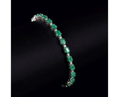 Smaragd-Brillant-Armband. 18 kt. WG, gest. Umlaufend besetzt mit 26 Smaragden im Ovalschliff zus. ca. 6,90 ct. (ca. 5 x 3,1 m