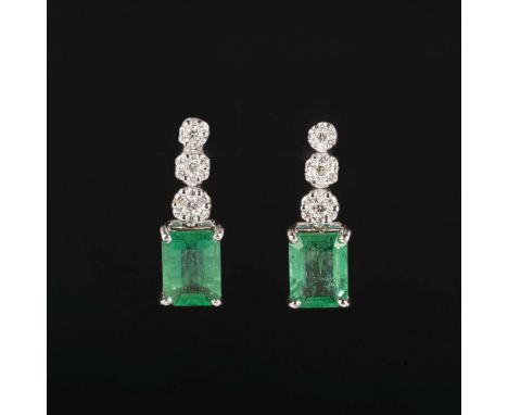 Paar Smaragd-Brillant-Ohrhänger. 18 kt. WG, gest. Zwei Smaragde im Smaragdschliff zus. ca. 2,69 ct. (ca. 8 x 5,9 x 3,5-3,8 mm