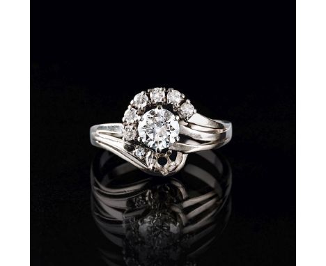 Solitär-Brillant-Ring. 18 kt. WG, gest. Gegabelte Ringschiene, zentraler, krappengefasster Brill. ca. 1 ct. Leicht Getöntes W