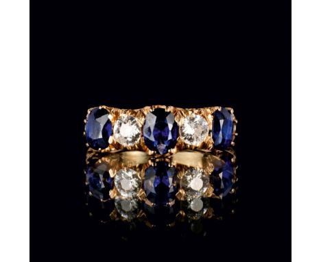 Natürlicher Saphir-Ring mit Altschliffdiamantenm. Um 1920. 18 kt. Roségold. Erhöhte und verzierte Schauseite, besetzt mit 3 S