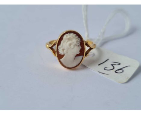 A classical shell cameo 18ct gold mounted ring size O 2.9g inc