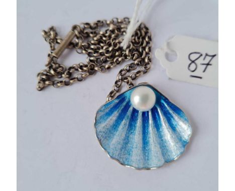 A silver and blue enamel pearl shell pendant on silver chain 9.3g