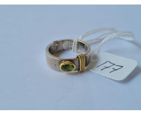 A heavy wide band ring in 18ct white gold set with a peridot approx size M 5.9g inc