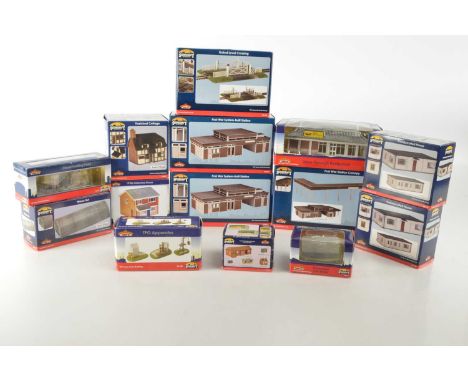 Bachmann Scenecraft boxed 00 Gauge Buildings and Lineside accessories (14),  Post war System -Built Station (2), Post War Sta