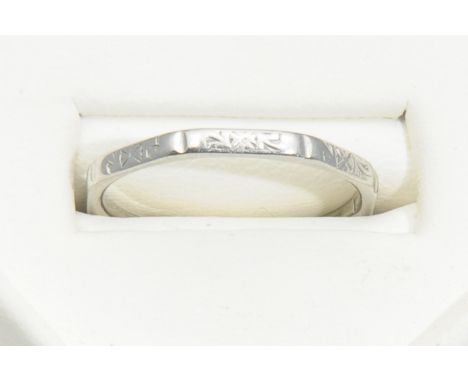 A stamped platinum fancy wedding ring, finger size M, 2.7gms