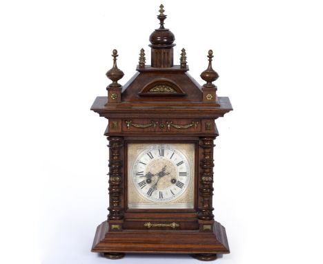 AN EARLY 20TH CENTURY STRIKING MANTLE CLOCK with an architectural case, a painted dial with roman numerals, 31.5cm wide x 19c