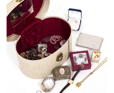 A SMALL COLLECTION OF COSTUME JEWELLERY to include cufflinks, an agate and gilt metal brooch, military buttons Condition: mix