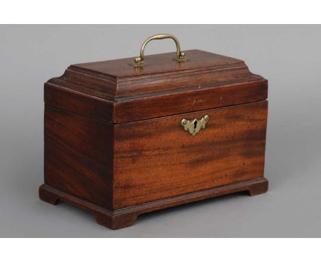Englische George III Tee-Caddy eckiger, truhenförmiger Korpus aus Mahagoni, Scharnierdeckel mit Messing Bügelgriff, passige S