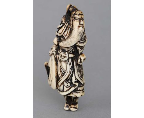 Japanisches Netsuke der Meiji-Zeit (1868-1912) Hirschhorn, geschnitzt, ¨General Kwan¨, H 9,5cm, aus norddeutscher Privatsamml