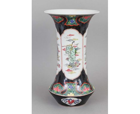 Chinesische Porzellanvase Gu-Form auf eingezogenem Rundfuß, auf schwarzem Fond 4 Reserven mit den Darstellungen von 4 ¨Unster