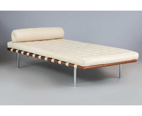 Bauhaus Liege/Daybed unbekannter, wohl italienischer Hersteller (ungemarkt), um 2000, eckige, beige belederte und geheftete A