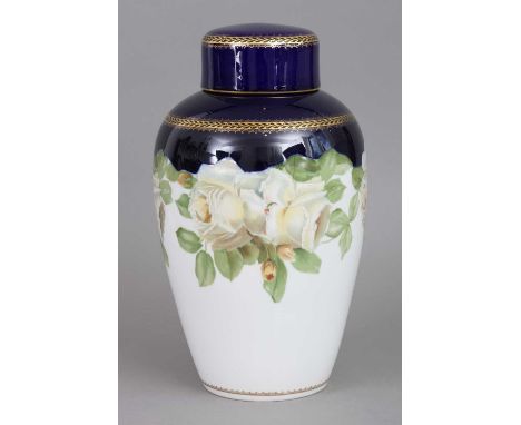 ROSENTHAL Porzellan-Deckelvase 1920er Jahre, Amphorenform mit leicht gehöhtem Deckel, Weißporzellan mit polychromer Rosenmale