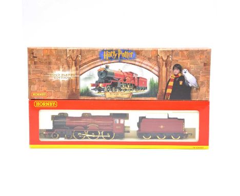 Hornby OO gauge model railway train set, ref R2301 4-6-0 'Harry Potter and the Philosopher's Stone' Castle class 'Hogwarts Ex