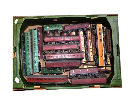 OO gauge model railway passenger coaches and other rolling-stock; thrity loose examples including Wrenn, Tri-ang, Mainline, R