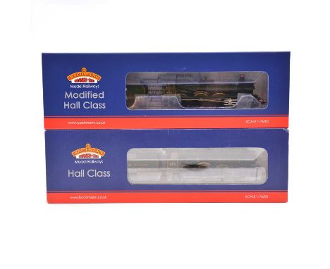Bachmann OO gauge model railway steam locomotives with tenders, two including ref 32-004 GWR Hall class 4-6-0 'Sketty Hall' n