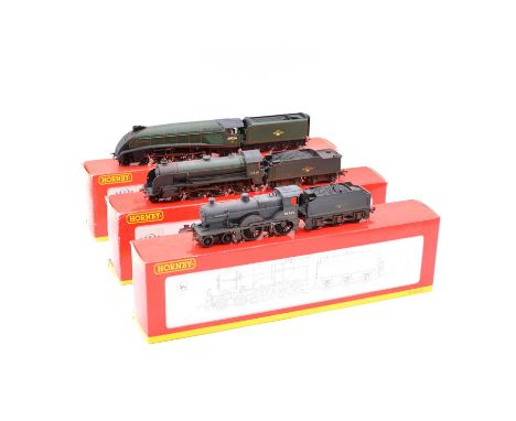 Hornby OO gauge model railway steam locomotives with tenders, three including R3028 BR 4-4-0, 40563; R2725 BR 4-6-0 'Sir Torr