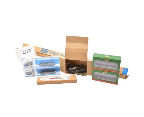 Peco OO9/HOe gauge model railway rolling stock, track and wagons, SL-404 set of 25 flexiable track, unused; Bachmann ref 393-
