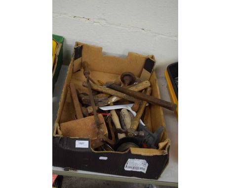 Mixed lot of tools to include hammers, saws, plunger etc