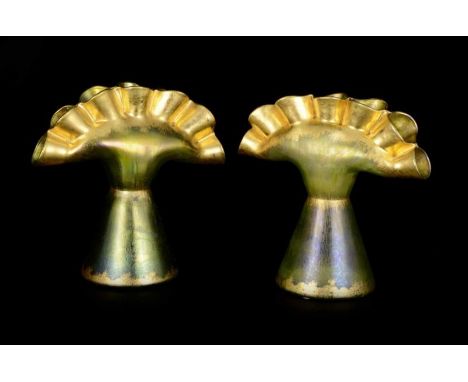 PAAR TULPENVASENBöhmen, Klostermühle, Johann Lötz Witwe, um 1900Klar-Glas, formgeblasen und hüttengeformt, konische Form, Obe
