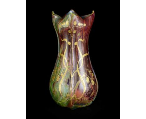 JUGENDSTIL VASEBöhmen, Teplitz-Schönau, Josef Rindskopfs Söhne, nach 1900Tropfenförmige Vase auf Quadratbasis mit 4 reliefier