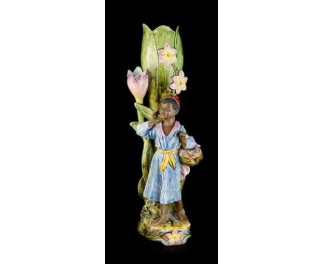 VASEwohl Böhmen, Teplitz, um 1900Große Vase in Jugendstil Flora-Morphologie, auf niedrigem Oval-Sockel stehende Figur eines s