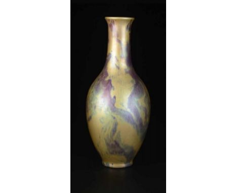 VASEUngarn, Pécs, Zsolnay,1930sKeramische Vase von klassischer Form auf niedrigem verjüngtem Fuß, bauchiger Körper, längliche