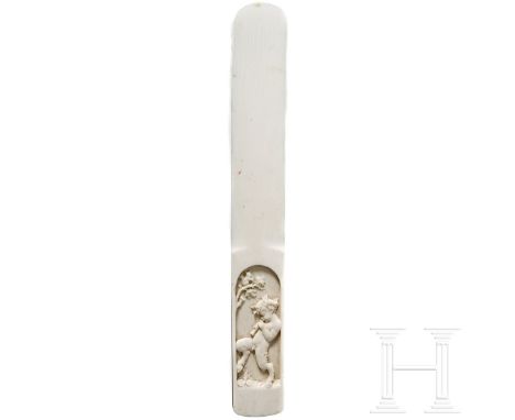 Großes Elfenbein-Papiermesser mit Pan, wohl Erbach, um 1900 Elfenbein, geschnitzt. Handhabe mit ovaler Kartusche mit fein ges
