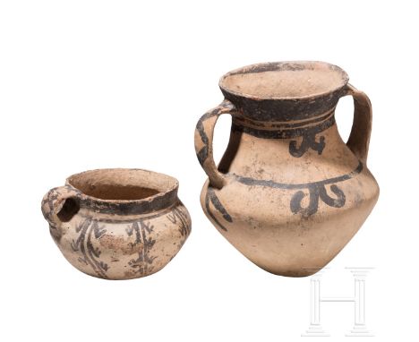 Zwei Henkelgefäße, China, wohl spätneolithische Majiayao-Kultur, um 2000 v. Chr.   Irdenware, umseitig schwarz-braun bemalt. 