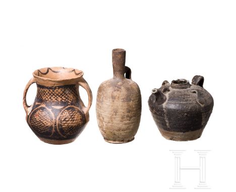 Drei Keramik-Gefäße, China, Tang-Dynastie (7. - 9. Jhdt.) bzw. spätneolithische Majiayao-Kultur (3000 - 2000 v. Chr.)  Steinz