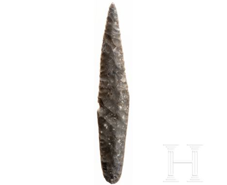 Flint-Dolchklinge, Dänemark, Neolithikum, 3. Jtsd. v. Chr. Dolchklinge aus dunklem Flint mit gerundeter Basis. Im Querschnitt