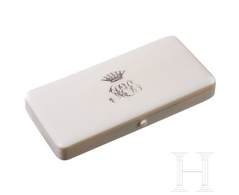 Elfenbein-Etui mit Monogramm, um 1890 Elfenbein. Im Querschnitt rechteckiges Etui mit abgerundeten Ecken. Messingscharnier. I