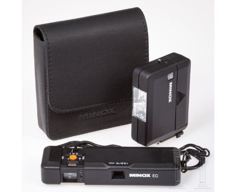 Minox EC Set mit Blitz  Kamera mit Elektronenblitz und Kette der Firma Minox. Guter Zustand, Batteriefach sauber. In Bereitsc