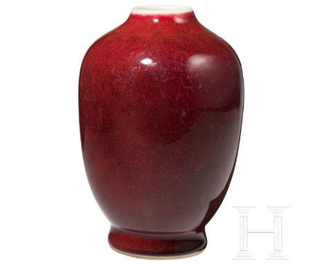 Kupferrot glasierte Vase, China, 19./20. Jhdt.   Runder Stand. Bauchiger Korpus, umseitig mit kupferroter Glasur. Stand- und 