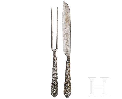 Messer und Gabel, deutsch, um 1700  Silber, Eisen. Zweizinkige Gabel und Messer. Silbergriffe reliefiert in Form von Blüten u