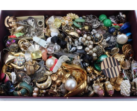Collection of various vintage earrings - including pair of Marboux gilt metal and simulated pearl stylised clip-on earrings