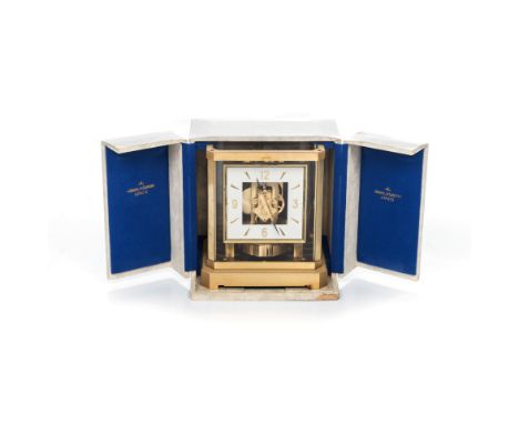 A JAEGER-LE-COULTRE ATMOS CLOCK, SWITZERLAND, 20TH CENTURY the dial with a 11,5cm square chapter ring wth gilt Arabic numeral