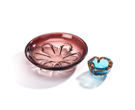 A MURANO RUBY ART GLASS PLATTER, 21ST CENTURY circular with flowerhead design, in shades of pink, 31cm diameter; and A Murano