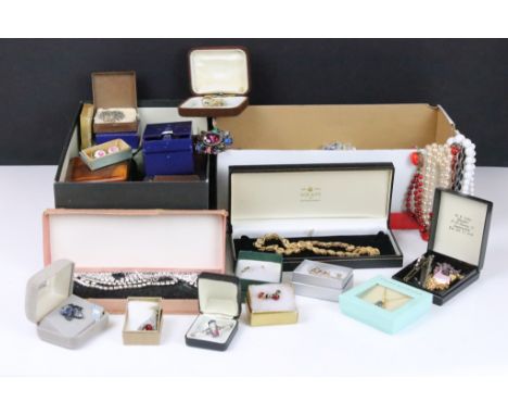 A collection of mainly vintage costume jewellery to include necklaces, bracelets, brooches, watches....etc. 