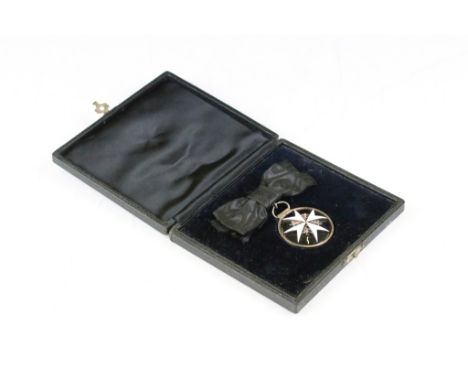 A vintage cased St. Johns Ambulance medallion within black fitted case. 