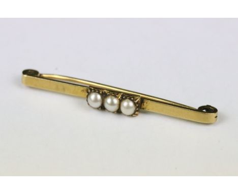 A vintage 18ct yellow gold and seed pearl bar brooch. 