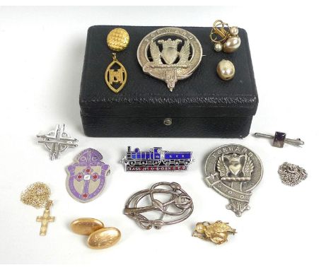 A collection of jewellery and badges including a single 15ct gold cufflink, 3.8g, a 9ct gold cross and chain, 0.8g, two white