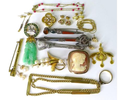 A group of jewellery, including an 18ct gold necklace and an 18ct gold chain, 10.9g total, a 15ct gold pendant formed as two 