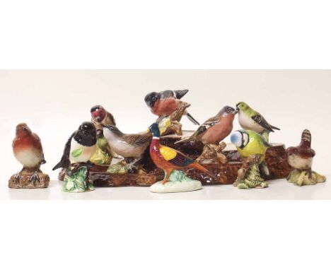 10 Beswick miniature birds and model stand Condition report: see terms and conditions