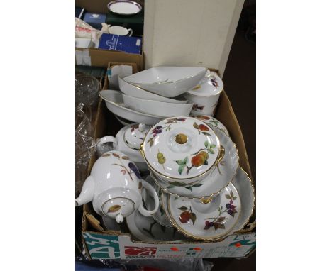 A TRAY OF ROYAL WORCESTER TEA &amp; DINNERWARE
