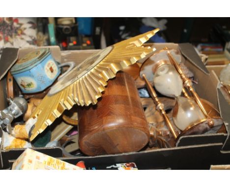 A TRAY OF ASSORTED SUNDRIES TO INCLUDE A LARGE EGG TIMER, CARVED TRIBAL ITEMS, SUNBURST CLOCK ETC.